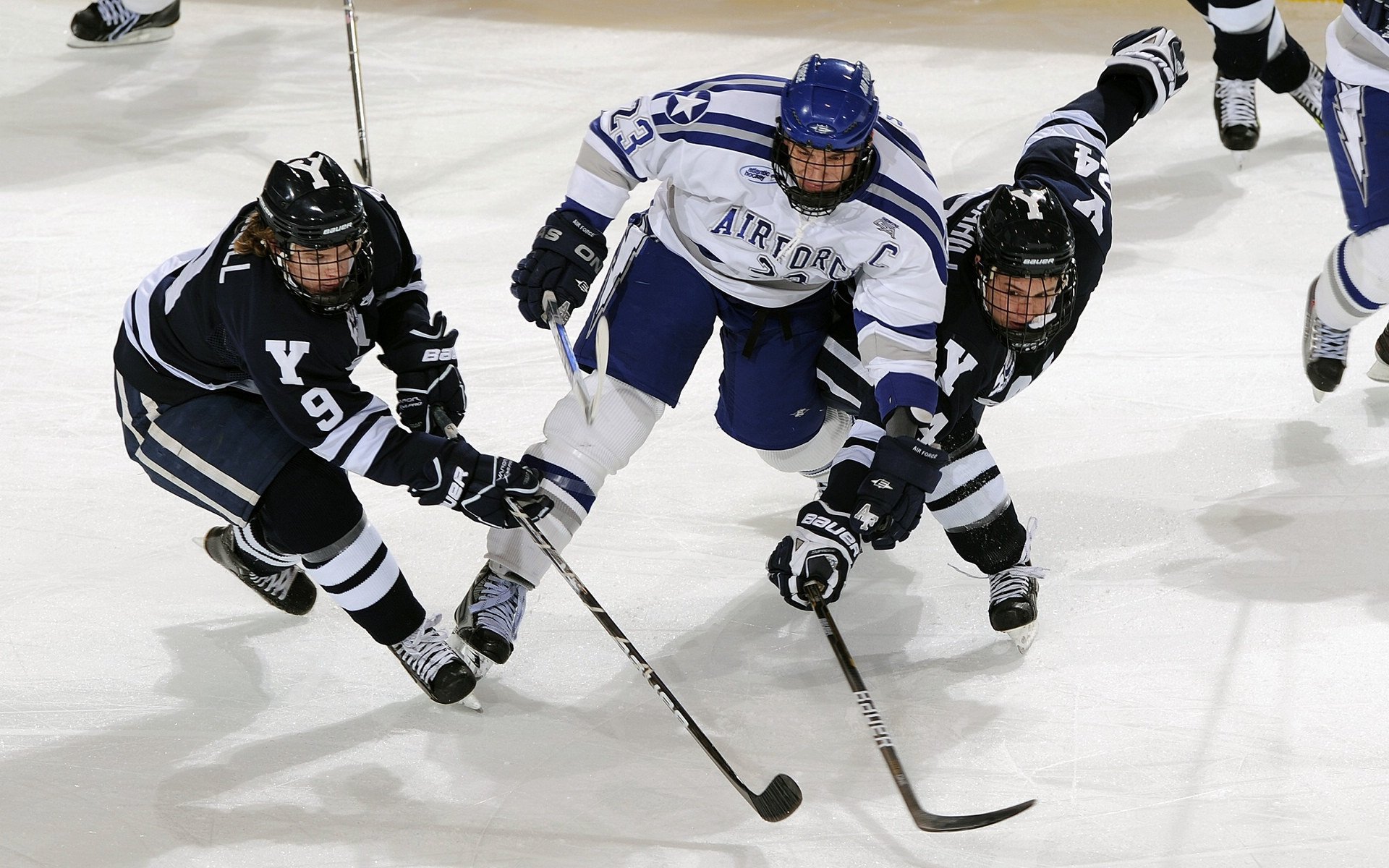 爱游戏综合娱乐-曼联对阵强敌战术布置受到好评，曼联强不强